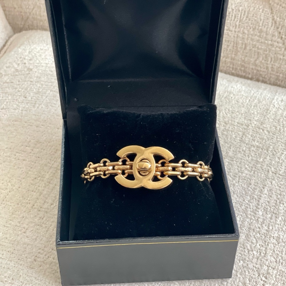 Chanel CC Turnlock Reissue Chain Link Bracelet - Picture 2 of 14